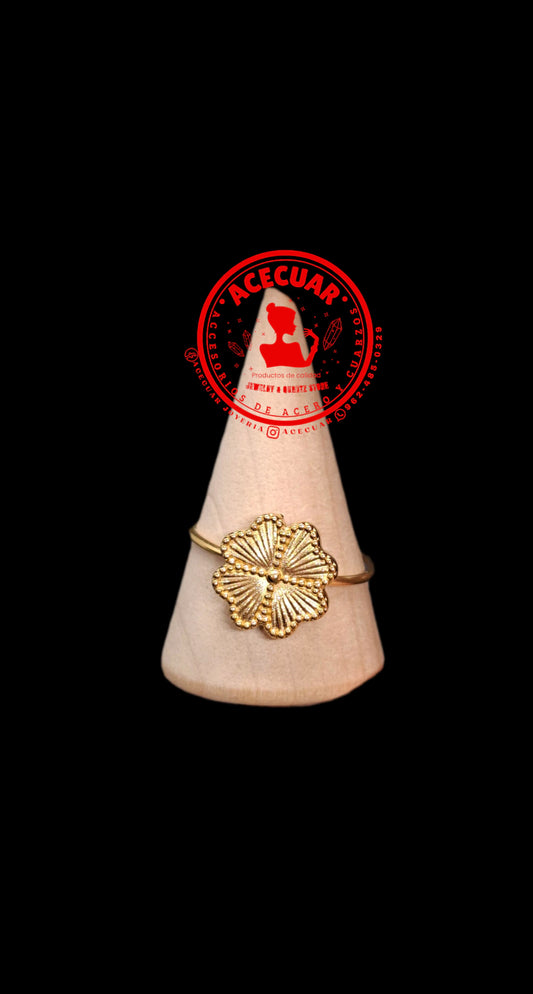 Golden clover ring